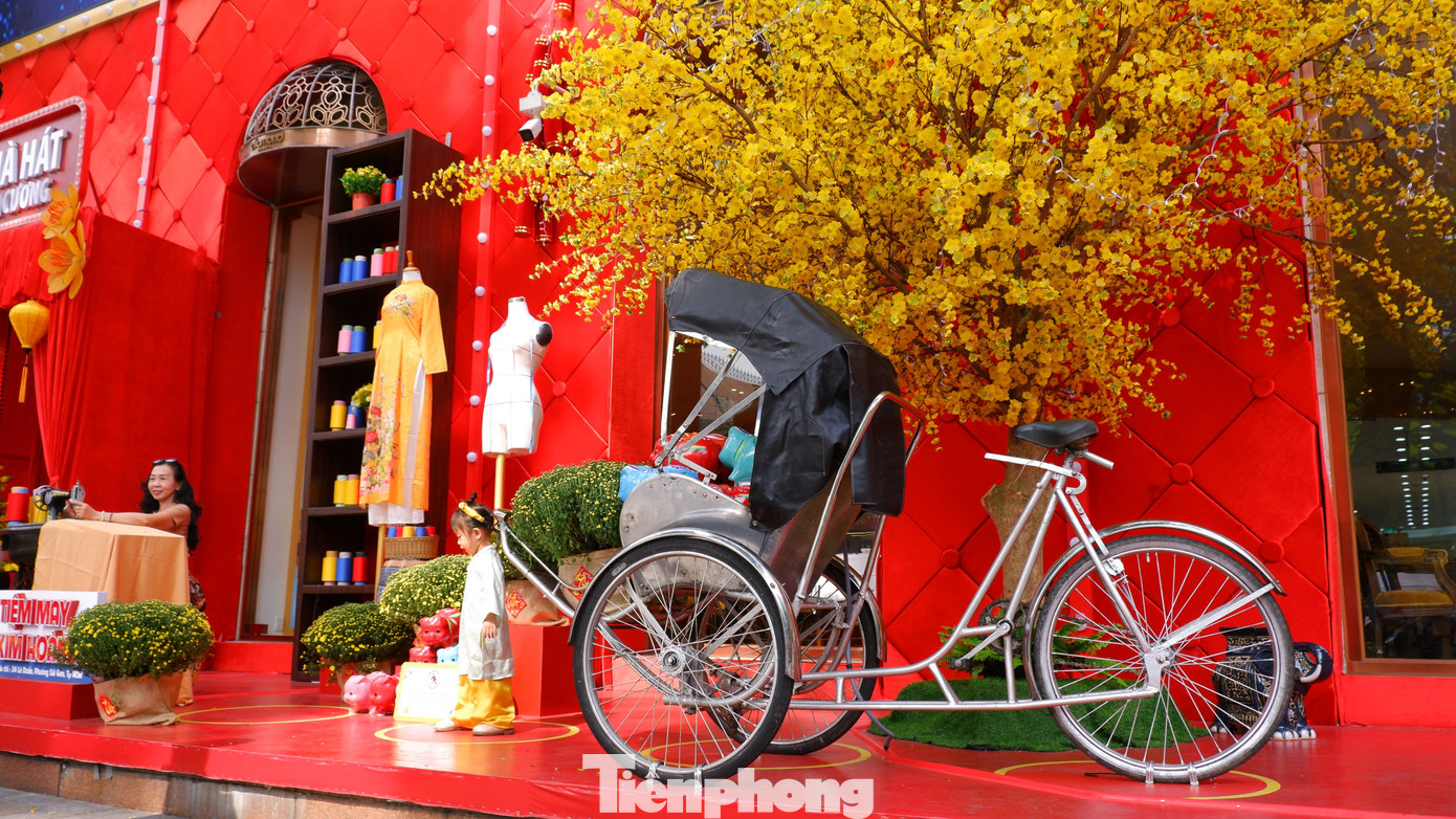 Phố phường TPHCM rộn ràng sắc xuân từ rất sớm- Ảnh 6.