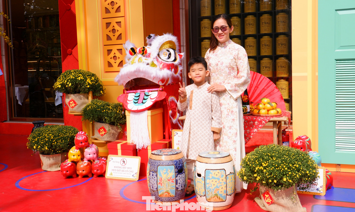 Phố phường TPHCM rộn ràng sắc xuân từ rất sớm- Ảnh 7.