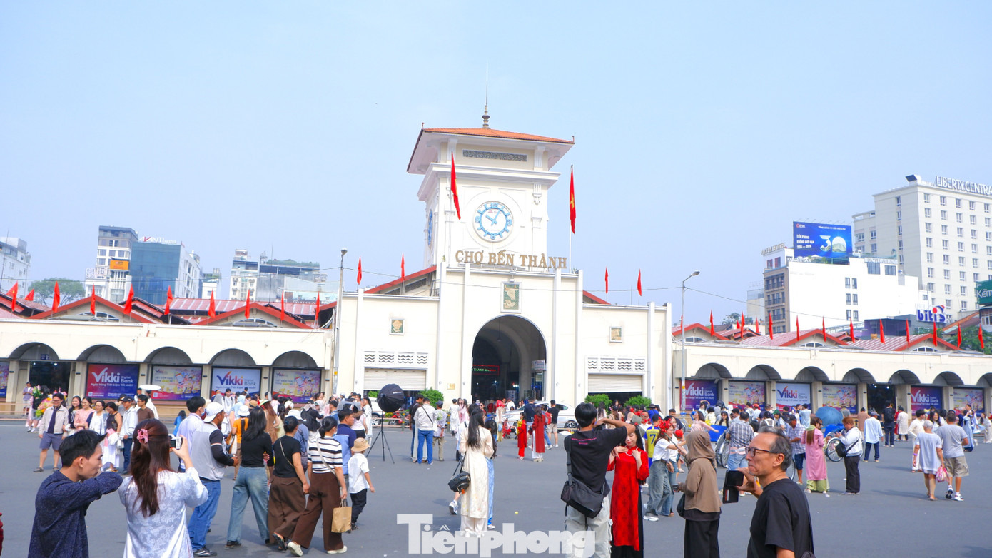 Phố phường TPHCM rộn ràng sắc xuân từ rất sớm- Ảnh 9.