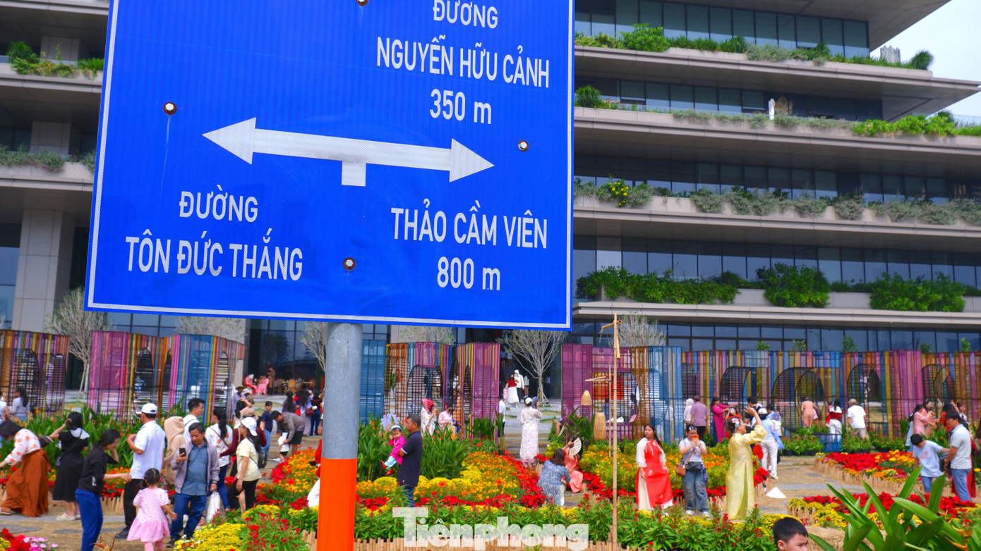 Phố phường TPHCM rộn ràng sắc xuân từ rất sớm- Ảnh 11.