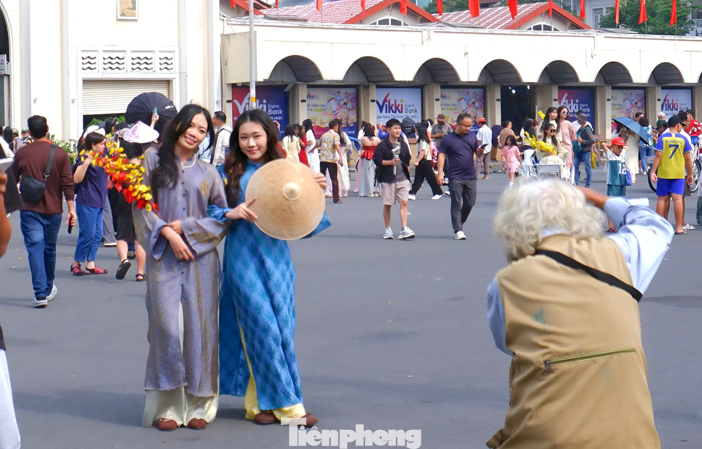 Phố phường TPHCM rộn ràng sắc xuân từ rất sớm- Ảnh 10.