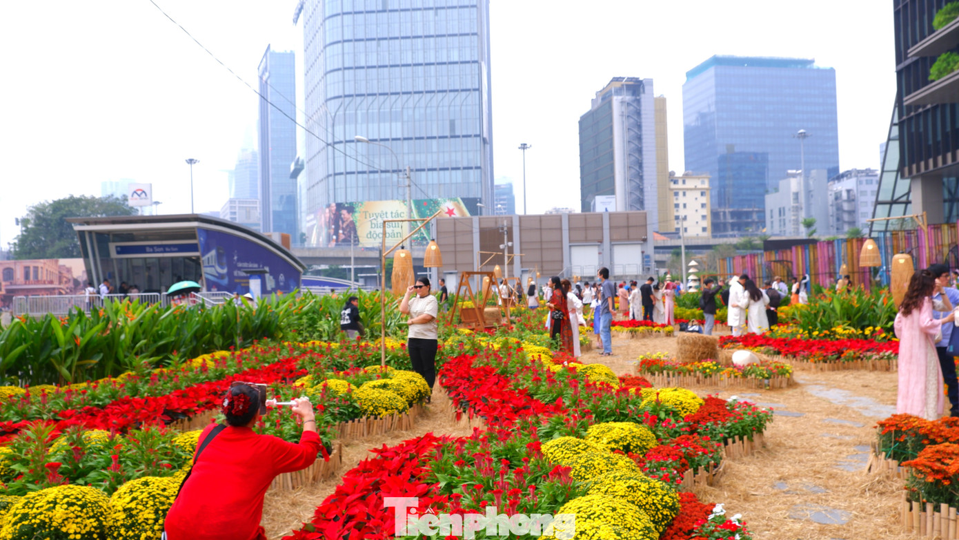 Phố phường TPHCM rộn ràng sắc xuân từ rất sớm- Ảnh 12.