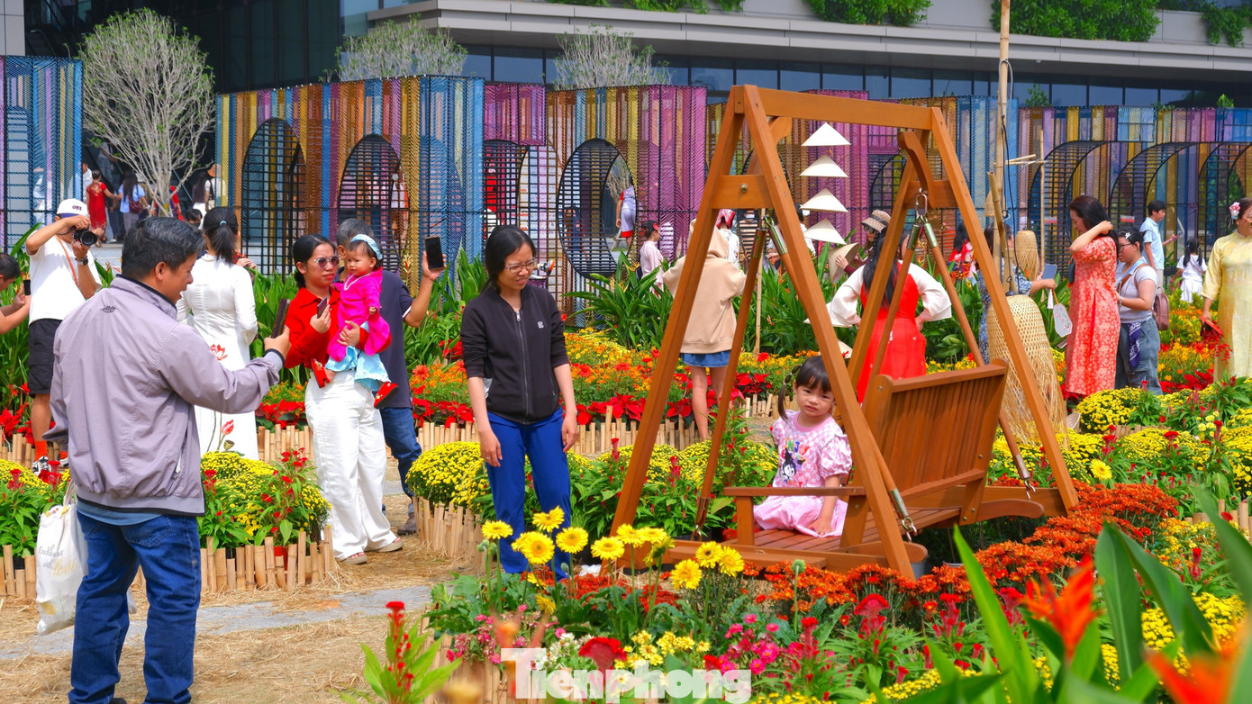 Phố phường TPHCM rộn ràng sắc xuân từ rất sớm- Ảnh 16.