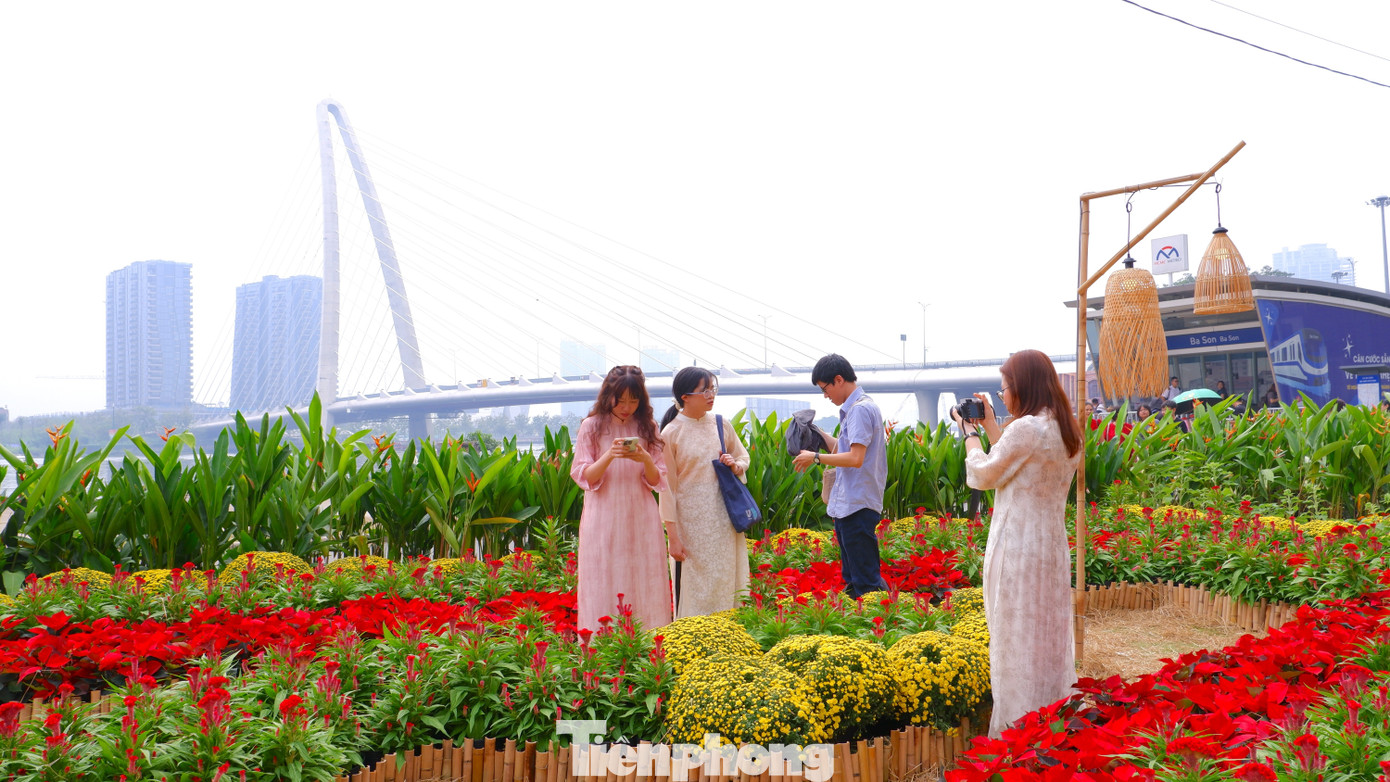 Phố phường TPHCM rộn ràng sắc xuân từ rất sớm- Ảnh 15.
