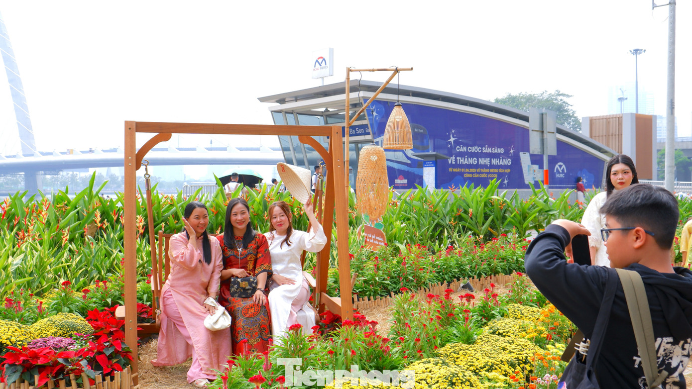 Phố phường TPHCM rộn ràng sắc xuân từ rất sớm- Ảnh 17.