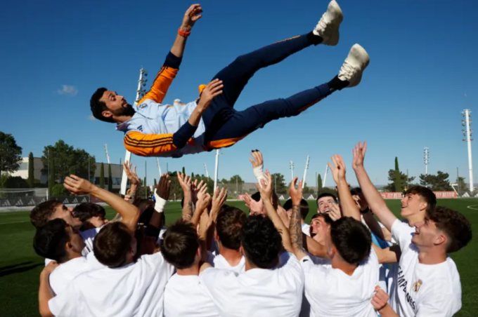 Các cầu thủ trẻ Real tung Arbeloa lên không trung trong màn ăn mừng đầy phấn khích. Ảnh: Real Madrid FC