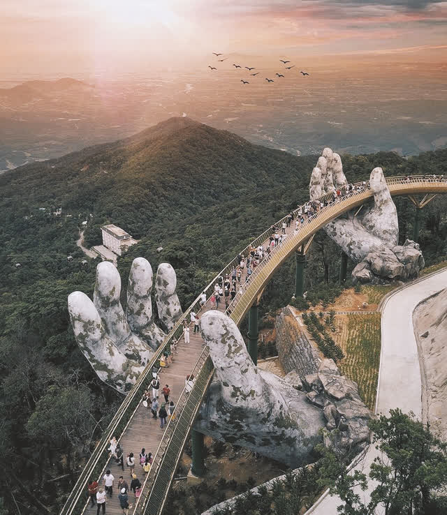 Thực hư về bức ảnh cây cầu Bàn Chân - “đối thủ” của cầu Vàng vừa xuất hiện đang khiến cả MXH hoang mang không thôi- Ảnh 3.