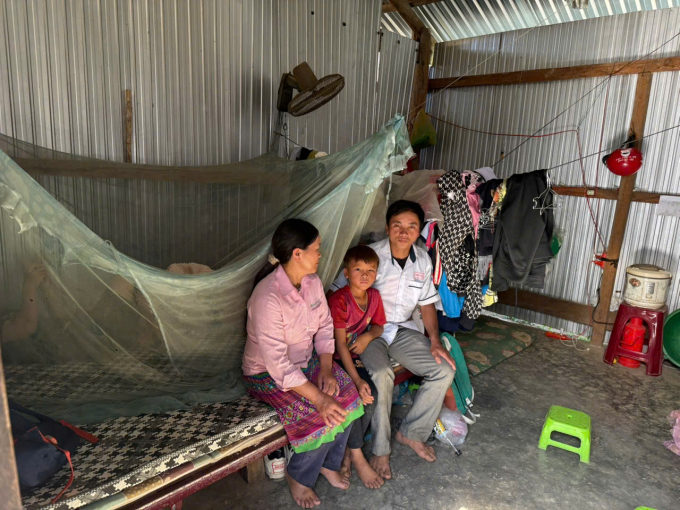 Anh Giàng Xia Mua (áo trắng), 43 tuổi, tiểu khu 181 cùng vợ đến thăm bốn con tại khu trọ ở thôn Liêng Hung, xã Đam Rông 2, ngày 30/12/2025. Ảnh: Nga Thanh