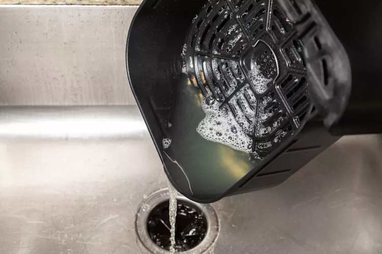 Bất cứ ai dùng nồi chiên không dầu nên biết: Đây là cách vệ sinh nồi dễ nhất!- Ảnh 3.