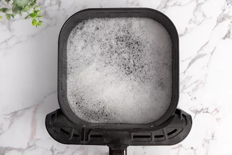 Bất cứ ai dùng nồi chiên không dầu nên biết: Đây là cách vệ sinh nồi dễ nhất!- Ảnh 4.