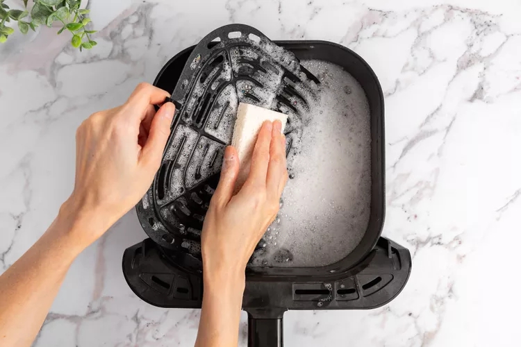 Bất cứ ai dùng nồi chiên không dầu nên biết: Đây là cách vệ sinh nồi dễ nhất!- Ảnh 5.