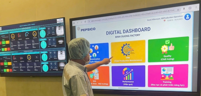 Kỹ sư Nhà máy Thực phẩm PepsiCo Bình Dương theo dõi chuyển đổi dữ liệu. Ảnh: PepsiCo