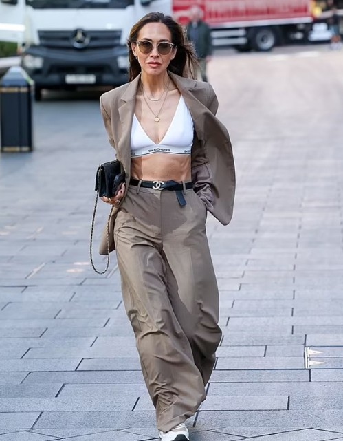 Người mẫu U50 giữ vóc dáng gợi cảm không cần ăn kiêng 3 Myleene trên đường phố London, Anh hồi tháng 4/2025. Ảnh: Mattpapz