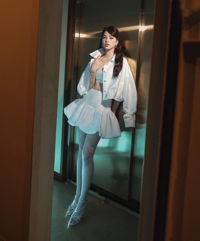 Lên đồ dự tiệc ngày cuối năm cùng 3 gam màu ai cũng mặc - Ảnh 10.