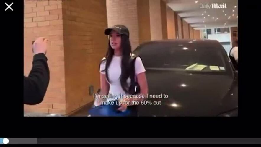 Tác giả Mỹ "công khai sinh con cho Elon Musk" bàn giao xe Tesla