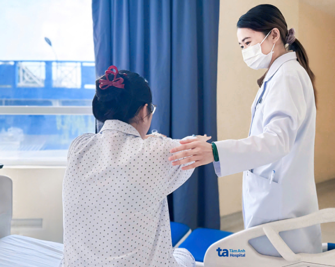 Bác sĩ Tiên đang kiểm tra vận động cho Nhi trước khi xuất viện. Ảnh: Bệnh viện Đa khoa Tâm Anh