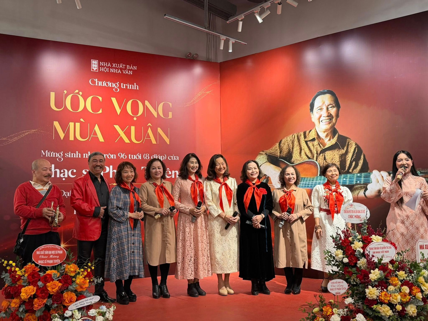 Nhạc sĩ Phạm Tuyên bước sang tuổi 97 gần như không thể nói, chỉ giao tiếp bằng mắt- Ảnh 3.