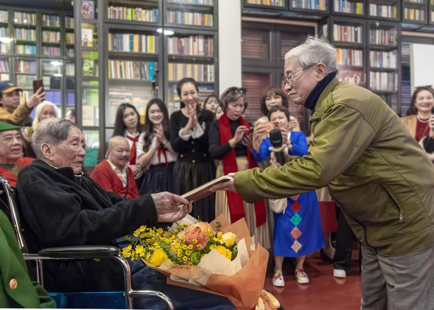 Nhạc sĩ Phạm Tuyên bước sang tuổi 97 gần như không thể nói, chỉ giao tiếp bằng mắt- Ảnh 5.