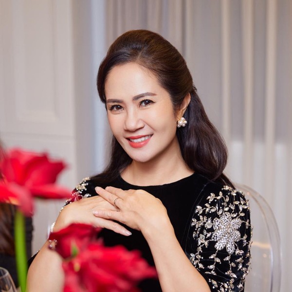 Trước khi có vai diễn này, khán giả được biết NSƯT Nguyệt Hằng (tên thật là Cao Nguyệt Hằng) sinh năm 1973 tại Hà Nội. Chị sinh ra trong một gia đình có truyền thống nghệ thuật, bố là biên đạo múa Hoàng Hà, mẹ là diễn viên Bích Nguyệt. Sau thời gian quyết định nghỉ công tác ở Nhà hát Tuổi trẻ, mới đây, chị đã có vai trong phim "Dịu dàng màu nắng".