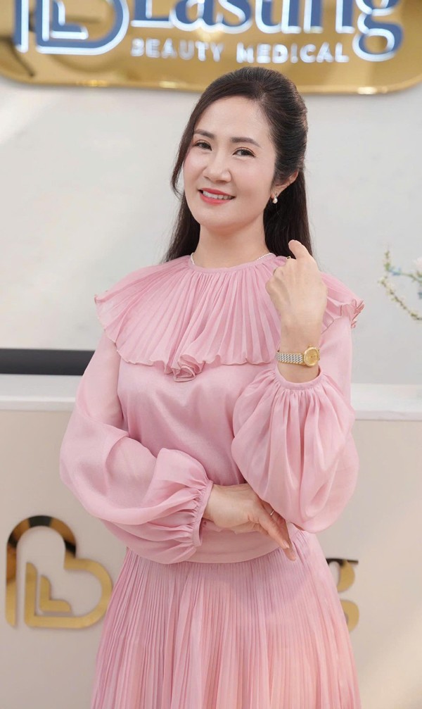 Ngoài các vai diễn, đời thực của NSƯT Nguyệt Hằng sống viên mãn cùng diễn viên Anh Tuấn.