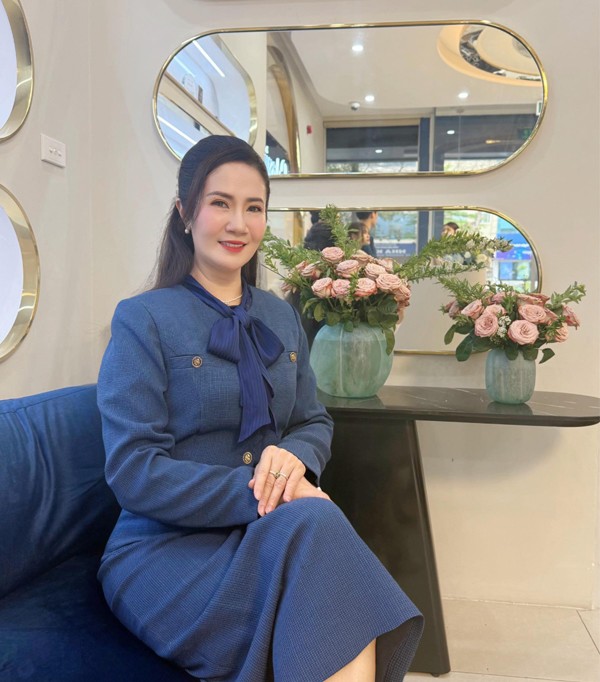 Dù đã lên chức bà ngoại nhưng nữ nghệ sĩ vẫn giữ được sắc vóc trẻ trung, nhiều năng lượng.