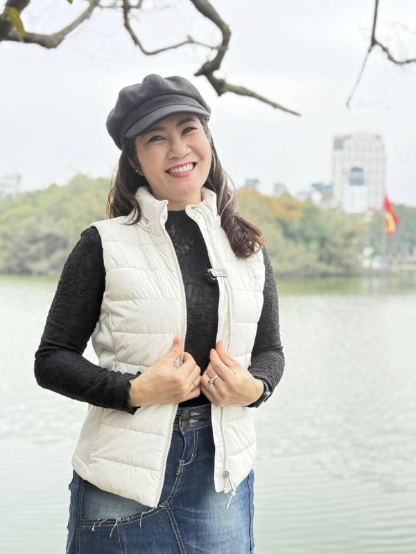 Chính công việc diễn xuất, giảng dạy đã giúp NSƯT Nguyệt Hằng có được tinh thần vui vẻ, năng động để nhan sắc ngày càng 'hack' tuổi.