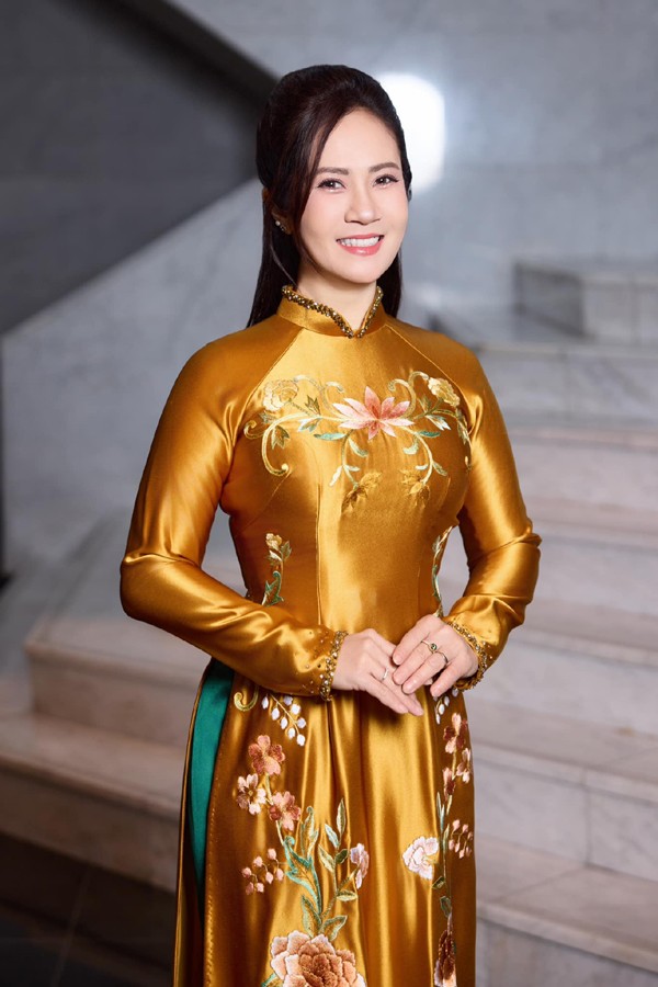 Dù đã trải qua 4 lần sinh nở nhưng vóc dáng của NSƯT Nguyệt Hằng vẫn khiến nhiều người ngưỡng mộ vì quá thon gọn.