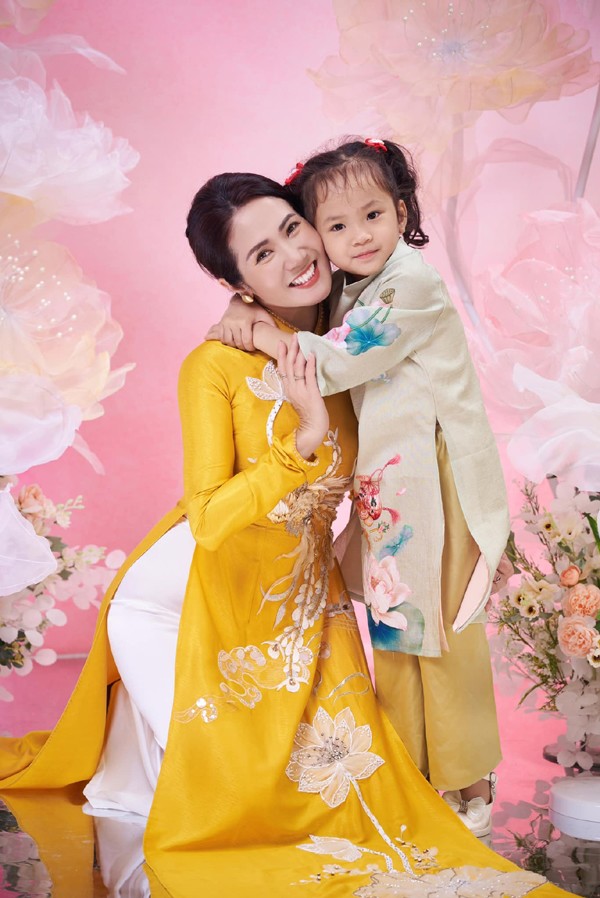 Nữ NSƯT hạnh phúc chụp ảnh cùng con gái út, được biết ngoài đời chị còn có cháu ngoại cũng đã lớn. Đây là niềm vui mà không phải chị em nào cũng có được.