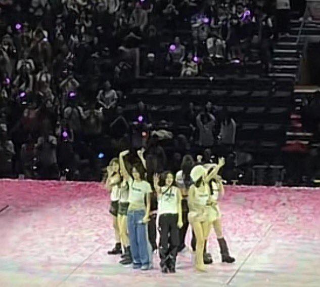 Sự hết thời của nhóm nữ quốc dân: Ngày càng ế vé, concert “trống hoác” lèo tèo người xem- Ảnh 2.