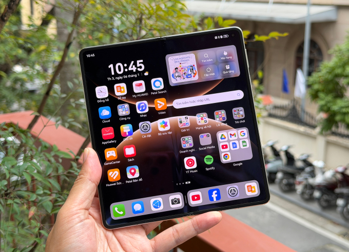 Màn hình chính tấm nền OLED cỡ 8 inch khi mở. Ảnh: Tuấn Hưng