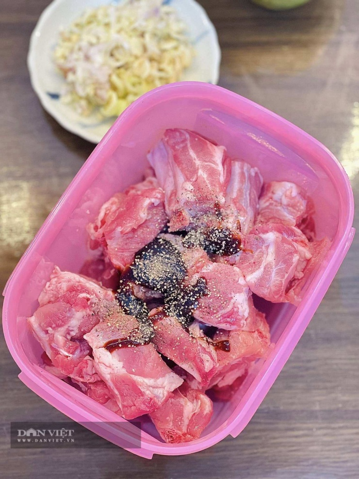 Cách làm sườn rim nước dừa: Ướp thêm chút dầu hào, chút tiêu