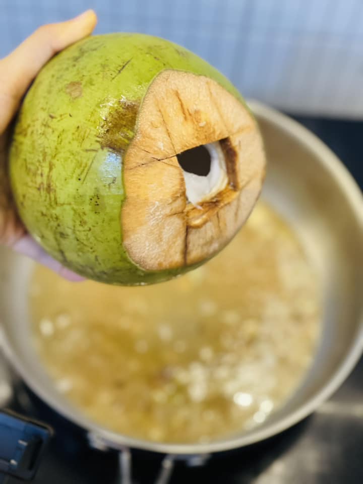 Cách làm sườn rim nước dừa: Sau đó cho nước dừa vào