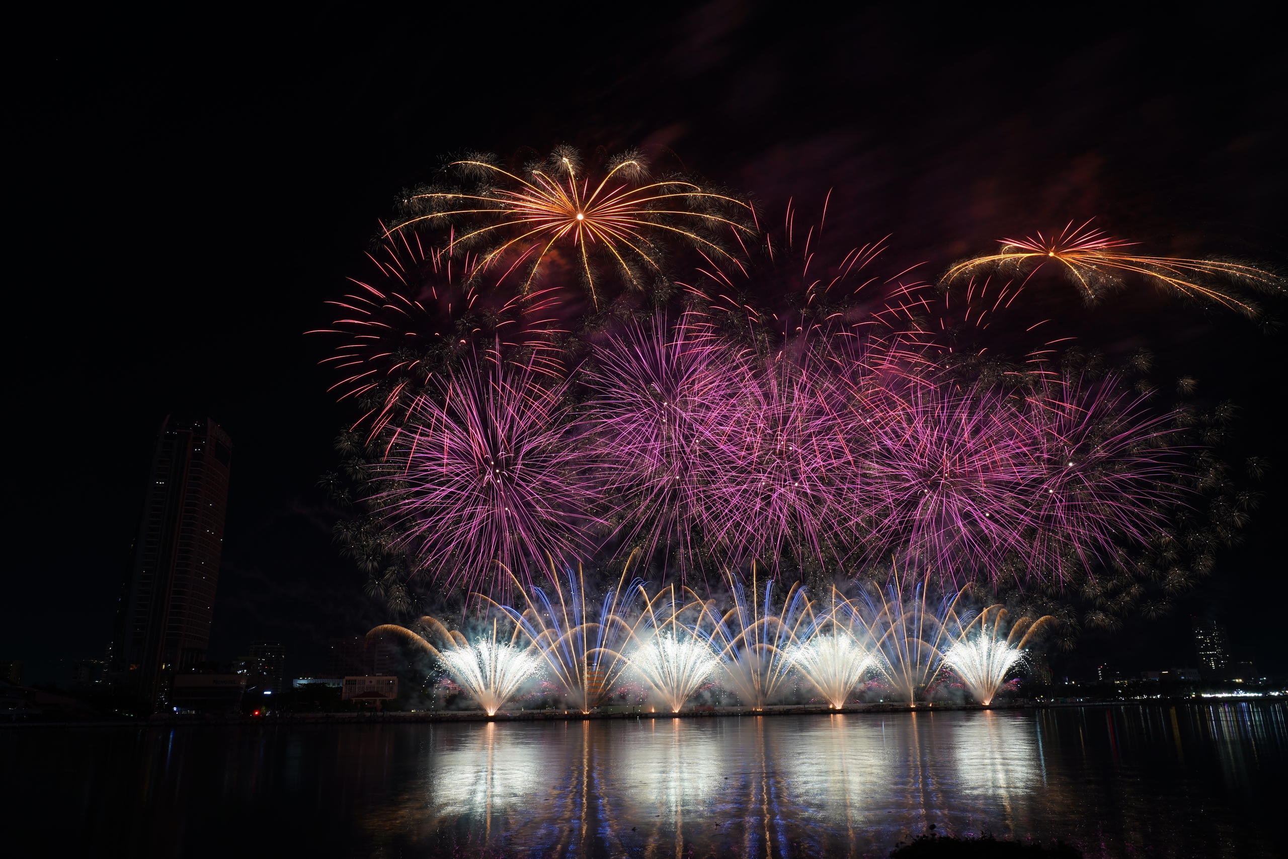 Chung kết DIFF 2025: Trung Quốc vô địch, pháo hoa Việt Nam chinh phục khán giả - Ảnh 2.