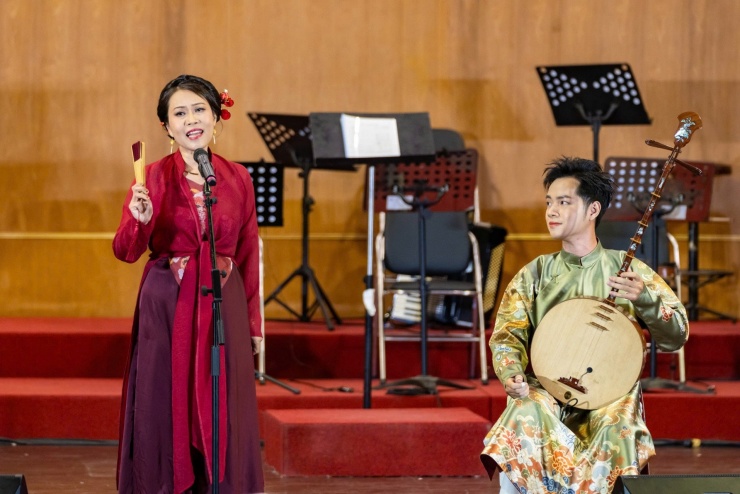 NSƯT Thu Giang hát "Duyên trời" - sáng tác đậm màu sắc dân gian của nhạc sĩ Ánh Dương. Chị hát với tinh thần mới mẻ so với bản gốc để phù hợp với số đông người nghe. Tác phẩm được nhạc sĩ Cao Bá Hưng (phải) hòa âm, phối khí mới. 