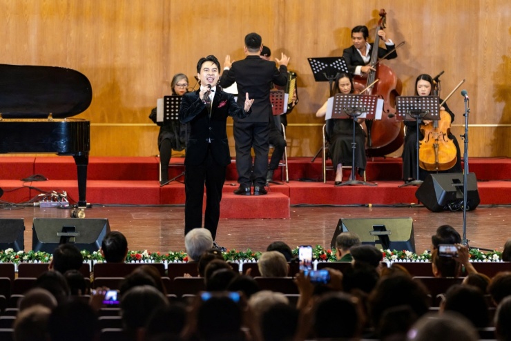 Ca sĩ Lê Viết Thu hát "Chào em cô gái Lam Hồng". 