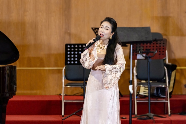 NSƯT Vân Khánh tình tự, sâu lắng với ca khúc "Áo trắng". 