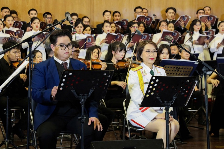 NSƯT Thu Giang và Phạm Tuấn Anh biểu diễn chính trong phần tổ khúc hợp xướng với dàn nhạc giao hưởng "Ơn nước nhớ người". 