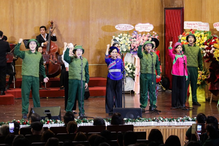 Nhóm ca Dấu Ấn và Sinh viên Khoa Âm nhạc - Điện ảnh Đại học Nguyễn Tất Thành hòa giọng trong ca khúc "Âm vang Điện Biên". 