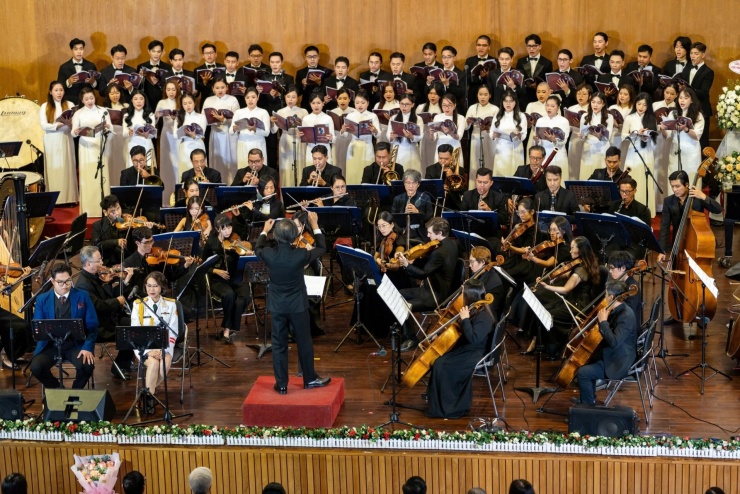 Bản tổ khúc gồm 4 chương, được nhạc sĩ Ánh Dương sáng tác giai đoạn cuối đời. Đây như một lời tri ân trang trọng gửi tới người nhạc sĩ đã dành trọn đời cho cách mạng và nghệ thuật. 