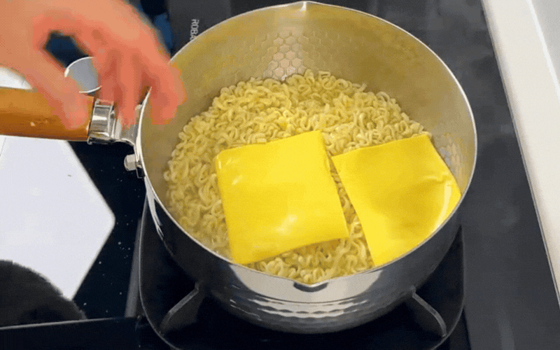 Xúc xích chiên xưa rồi, giới trẻ đang 