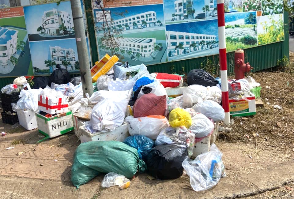 Rác sinh hoạt chất đống dọc quốc lộ 20 tại Lâm Đồng: Nguyên nhân và giải pháp - Ảnh 2. Rác sinh hoạt chất đống dọc quốc lộ 20 tại Lâm Đồng: Nguyên nhân và giải pháp - Ảnh 2.