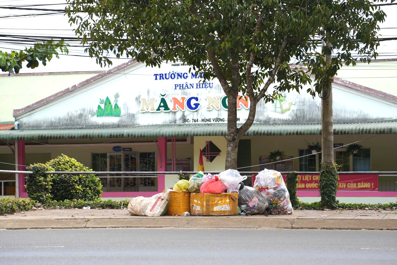 Rác sinh hoạt chất đống dọc quốc lộ 20 tại Lâm Đồng: Nguyên nhân và giải pháp - Ảnh 3. Rác sinh hoạt chất đống dọc quốc lộ 20 tại Lâm Đồng: Nguyên nhân và giải pháp - Ảnh 3.