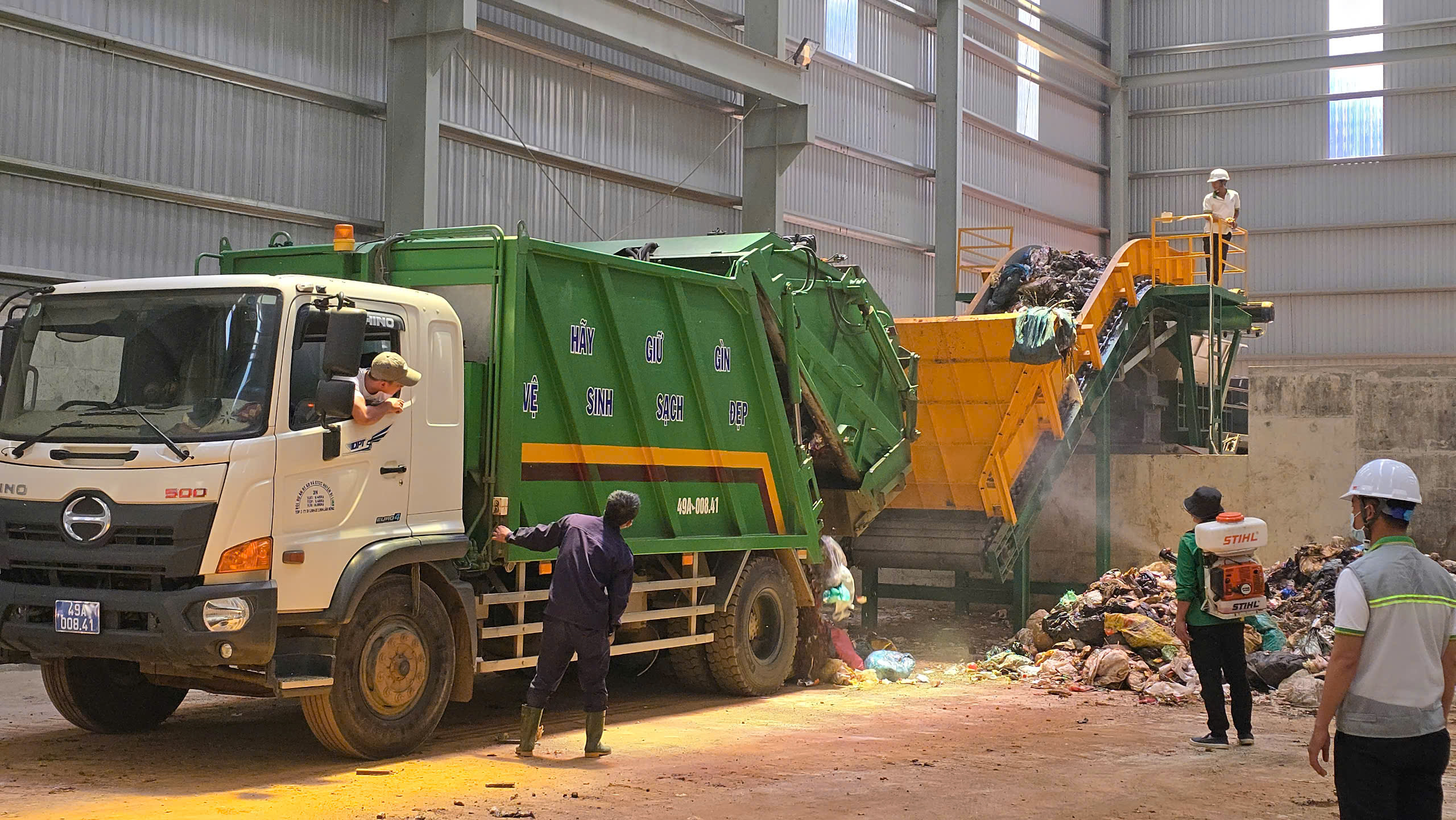 Rác sinh hoạt chất đống dọc quốc lộ 20 tại Lâm Đồng: Nguyên nhân và giải pháp - Ảnh 5. Rác sinh hoạt chất đống dọc quốc lộ 20 tại Lâm Đồng: Nguyên nhân và giải pháp - Ảnh 5.