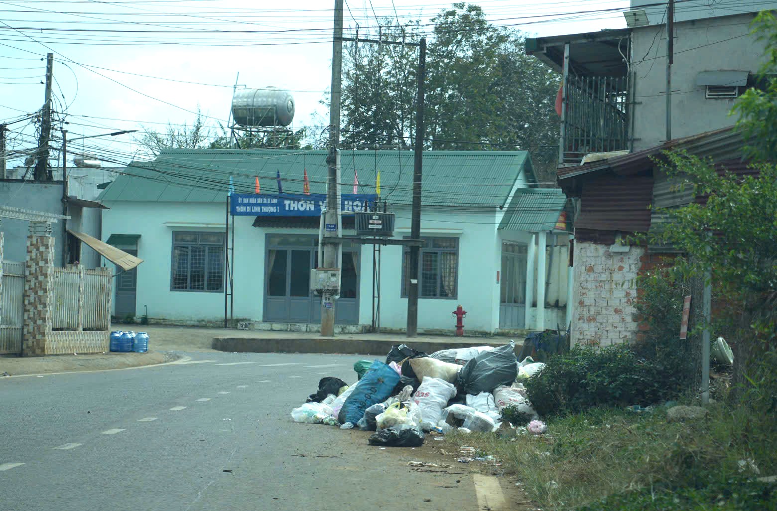 Rác sinh hoạt dọc quốc lộ 20 gây ô nhiễm 1 Lâm Đồng rác sinh hoạt chất đống dọc quốc lộ 20 vì sao? - Ảnh 1.