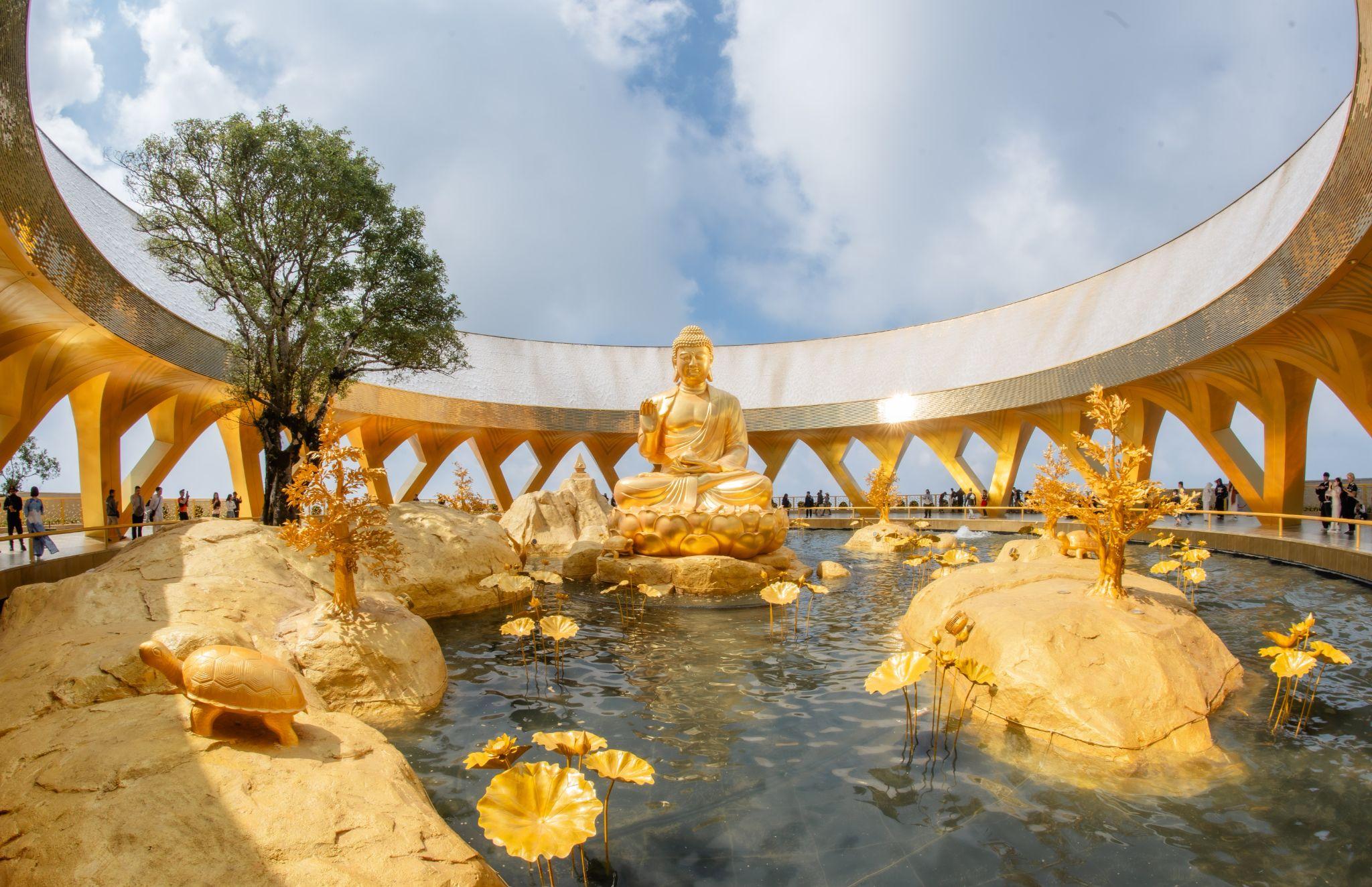 Nơi hiếm hoi tại Việt Nam hiện diện vị “Phật đến từ vàng” 3 Tôn tượng Đức Phật Câu Na Hàm Mâu Ni an tọa tại vườn Ưu đàm, núi Bà Đen linh thiêng. (Ảnh: Sun World Ba Den Mountain)