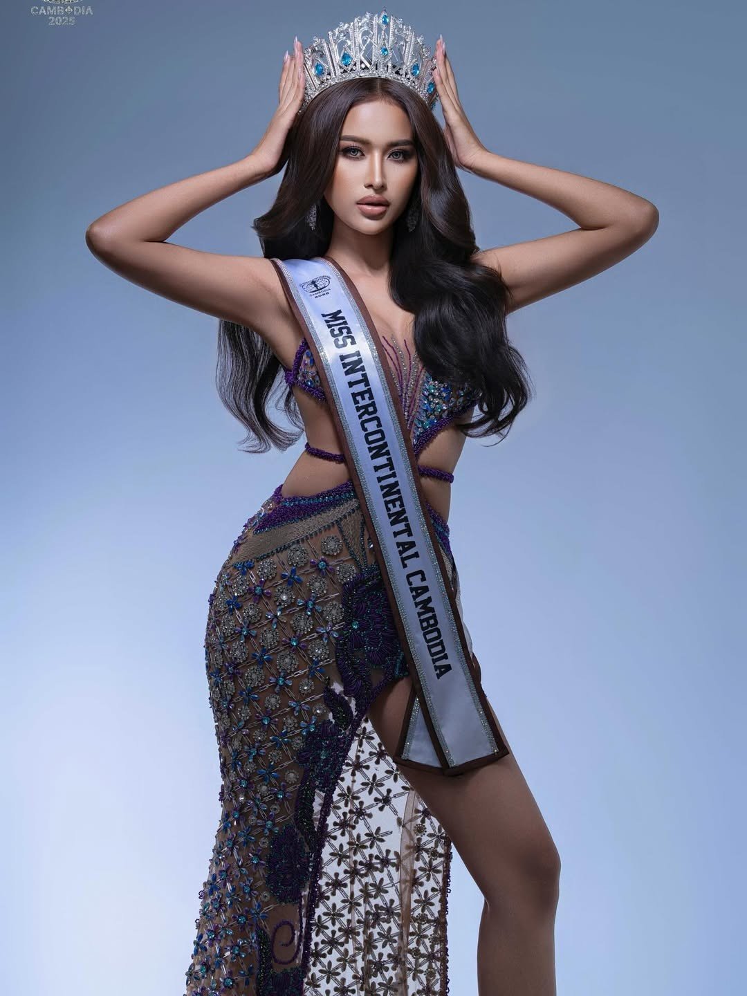 Đại diện Campuchia - Hok Sarytola là thí sinh nổi bật ở châu Á. Cô 23 tuổi, cao 1,72 m, số đo ba vòng 86-64-86 cm. Người đẹp là người mẫu, diễn viên ở quê nhà, có khả năng nói tiếng Anh trôi chảy.