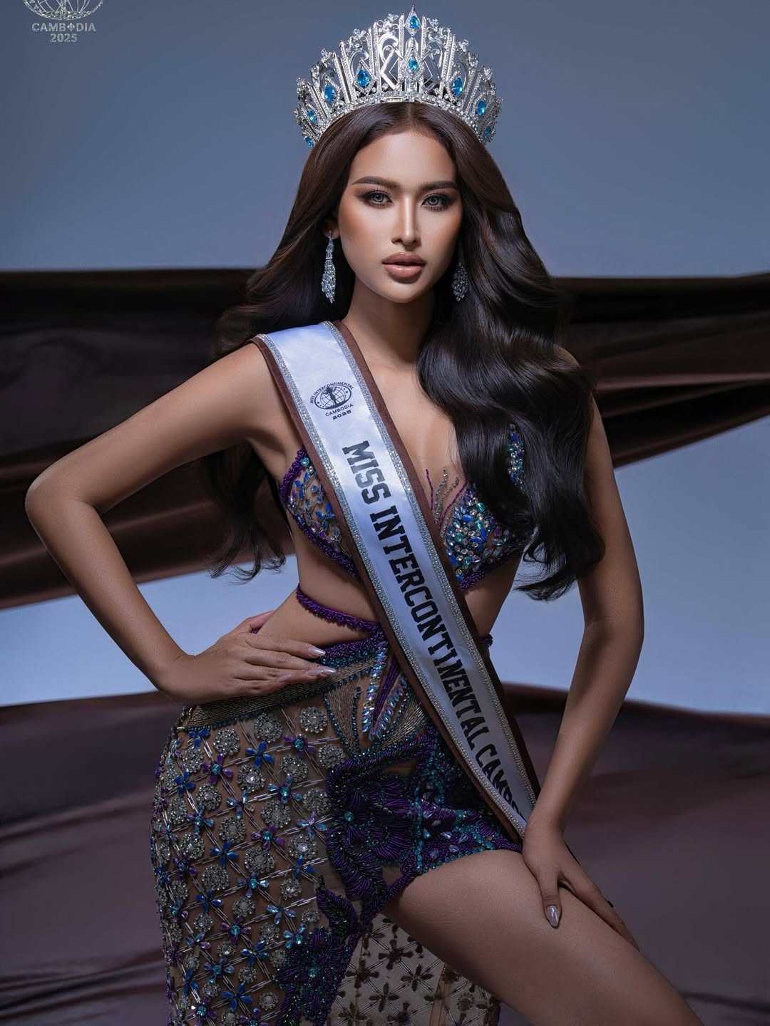 Đại diện Campuchia - Hok Sarytola là thí sinh nổi bật ở châu Á. Cô 23 tuổi, cao 1,72 m, số đo ba vòng 86-64-86 cm. Người đẹp là người mẫu, diễn viên ở quê nhà, có khả năng nói tiếng Anh trôi chảy.