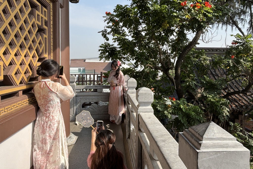 10 cụm từ tiếng Anh sinh động để diễn tả xu hướng chụp áo dài Tết 2026 - 2