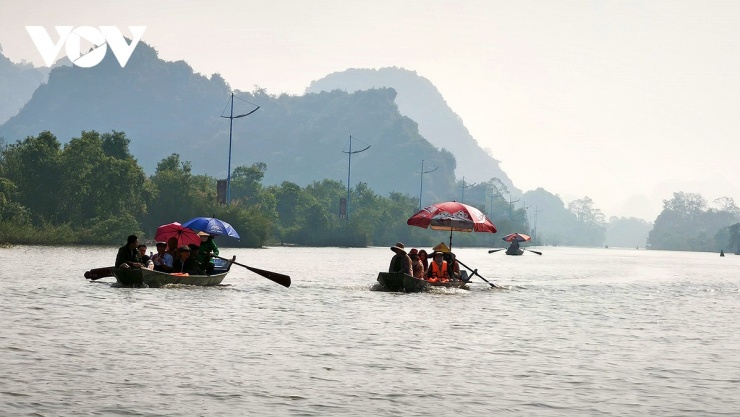 Thuyền cập bến Tuyết Sơn, du khách đi bộ khoảng 200m sẽ thấy chùa Bảo Đài tọa lạc dưới chân núi Tuyết Sơn.