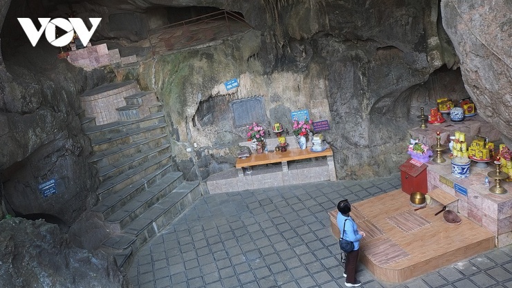 Bên trong có nhiều khối nhũ đá với đủ hình thù. Động được chia thành hai nhánh nhỏ, một bên là tam bảo thờ Phật.